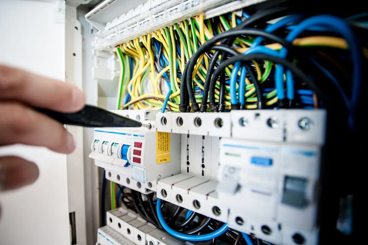 Otevřený elektrický rozvaděč s jističi a kabeláží
