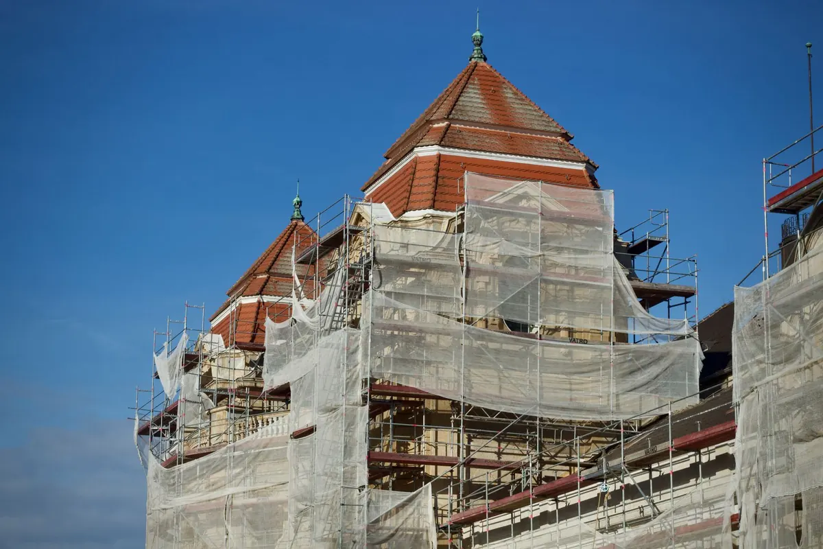 Historická budova v lešení při rekonstrukci